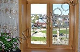 Двустворчатое окно из евробруса с деревянными откосами и деревянным подоконником. tab